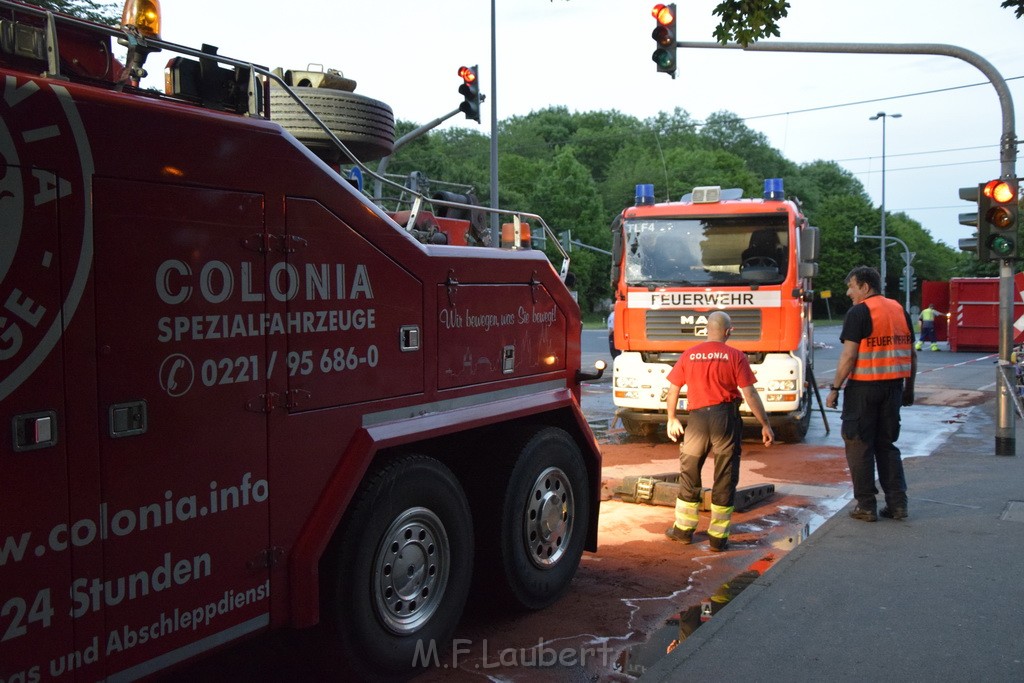 TLF 4 umgestuerzt Koeln Bocklemuend Ollenhauer Ring Militaerringstr P200.JPG - Miklos Laubert